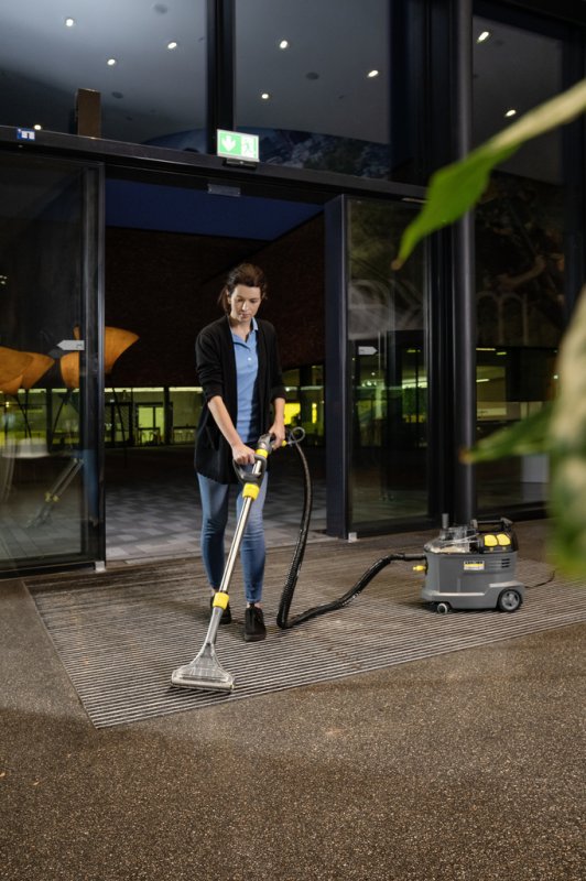 Aspirator cu spalare Karcher Puzzi8/1 C, duza de podea