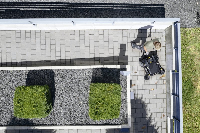 Masina de maturat manuala profesionala, cu doua maturi KM 70/20 C 2SB Go!Further, cadou accesoriu de colectare a gunoiului ABS