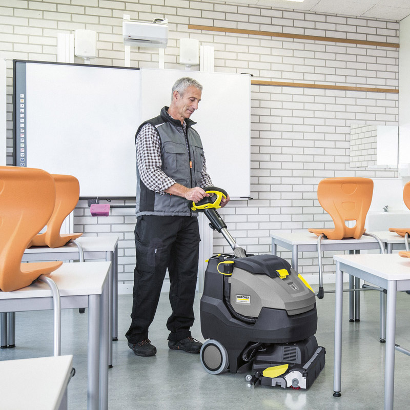 Masina de frecat/aspirat cu acumulatori Karcher BR 45/22 C Bp Pack Go!Further, cadou include detergent pardoseală RM 69 N - 5 litri si filtru protectie 