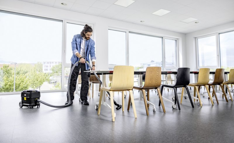 Aspirator uscat cu sac, cu acumulator Karcher T 10/1 Bp Adv HEPA Go!Further, cadou: 10 saci filtranti din pasla